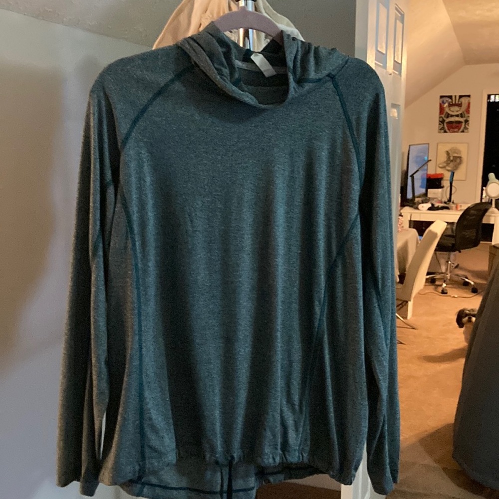 Woman’s XL Under Armor heat gear draw string waist. Please note does run small